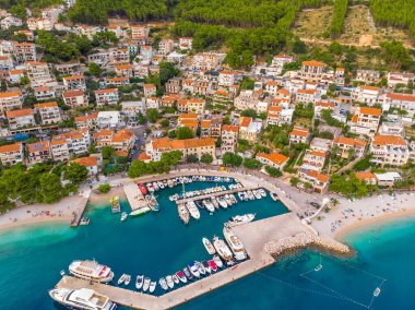 Brela 'nın yaz ayındaki hava manzarası, Hırvatistan