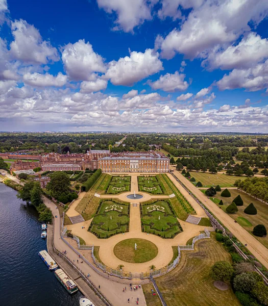 英国汉普顿宫夏季的空中景观 — 图库照片