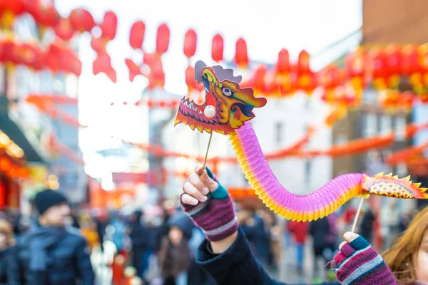 Девушка Держит Китайского Дракона Праздновании Нового Года Лондон — стоковое фото