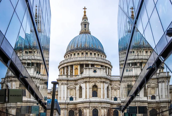 ロンドンの曇った日の聖パウロ大聖堂 — ストック写真