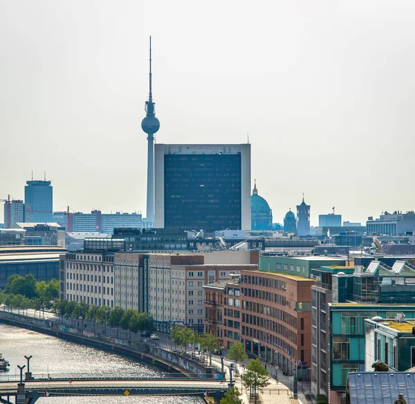 柏林柏林Berliner Fernsehturm在夏夜 — 图库照片