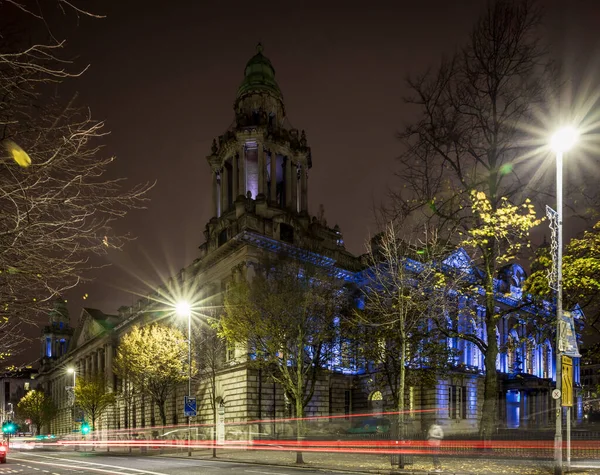 英国贝尔法斯特市政厅在夜间 — 图库照片