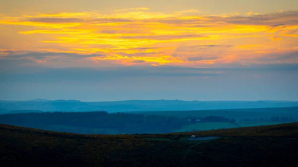 英国西南部德文郡广阔的沼泽地达特莫尔国家公园的日落景观 — 图库照片