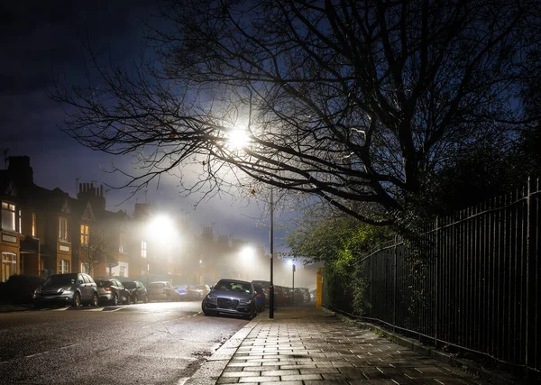 伦敦雾蒙蒙的夜晚住宅区 — 图库照片