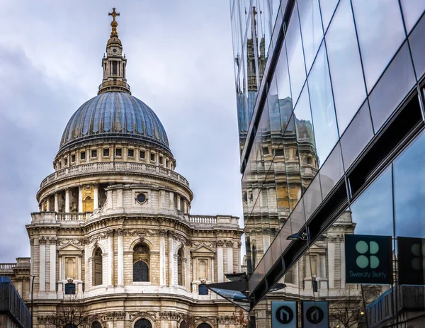 ロンドンの曇った日の聖パウロ大聖堂 — ストック写真