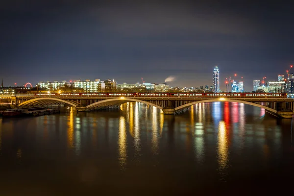 ロンドンの夜のチェルシー橋 — ストック写真