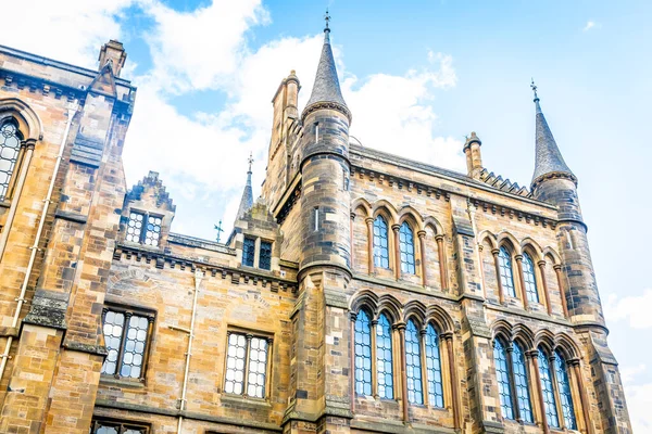 Bulutlu bir günde Glasgow Üniversitesi manzarası, İskoçya