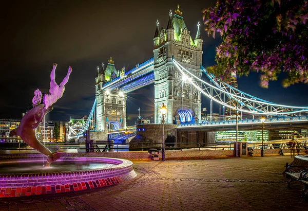 Tower Bridge Und Der Lila Brunnen London — Stockfoto