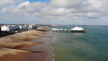 Brighton Merkez İskelesi 'ndeki lunaparkın hava görüntüsü.