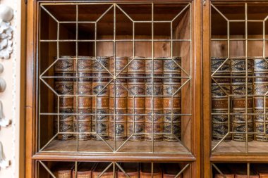 Kütüphanedeki eski kitaplar.