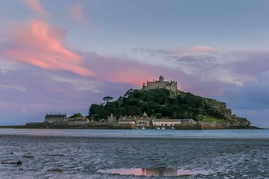 Marazion, Cornwall, İngiltere yakınlarındaki St. Michaels Dağı manzarası