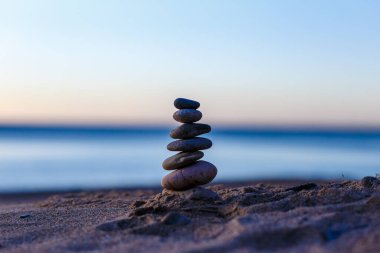 Deniz kenarındaki çakıl kulesi.