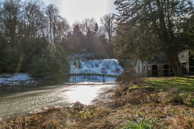 Oxfordshire, İngiltere 'deki Blenheim Sarayı' nın büyük çağlayanı ve şelaleleri.