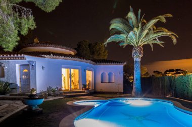 İspanya, Avrupa 'da gece güzel bir villa ve palmiye.