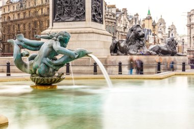 İlkbaharda Londra 'daki Trafalgar Meydanı' nda çeşme