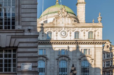 Ünlü binaların cepheleri ve Londra sokaklarının mimari detayları, şehir manzarası. 