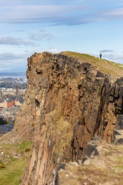 Edinburgh, İskoçya 'da Arthur' un koltuğunda oturan çocuk.