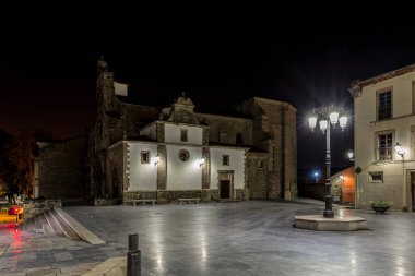 İspanya 'nın eski şehri Aviles, Asturias' ta bir gece.