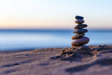 Deniz kenarındaki çakıl kulesi.