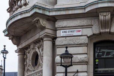 Ünlü binaların cepheleri ve Londra sokaklarının mimari detayları, şehir manzarası. 