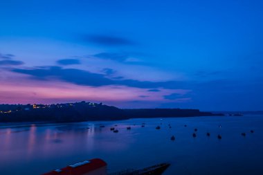 Günbatımından sonra Galler 'in Tenby kenti, İngiltere