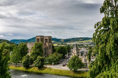 Yazın bulutlu havada Inverness, İskoçya, İngiltere