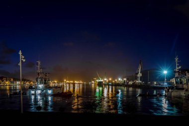 Geceleyin endüstriyel nehir limanı, Asturias, Aviles