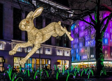 Soho, Londra, İngiltere 'de aydınlatılmış dekorasyonlar.