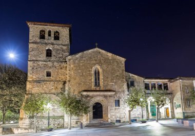 İspanya 'nın eski şehri Aviles, Asturias' ta bir gece.