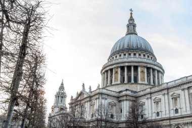 Londra şehir sokaklarının akşam manzarası 