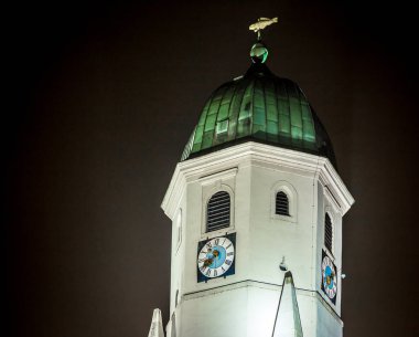 Avusturya 'nın Fischamend köyünde kış akşamı