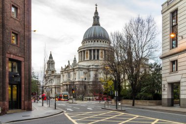 Londra şehir sokaklarının akşam manzarası 
