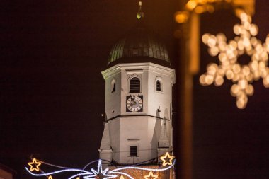 Avusturya 'nın Fischamend köyünde kış akşamı