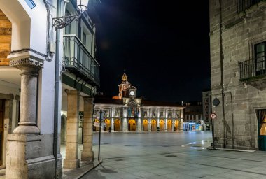 İspanya 'nın eski şehri Aviles, Asturias' ta bir gece.