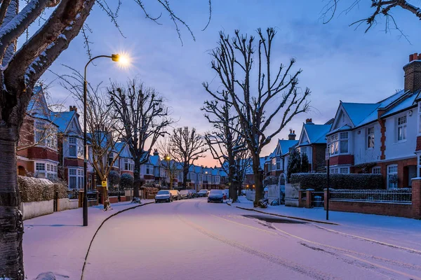 英国ロンドンの雪の郊外で冬の日の出 — ストック写真