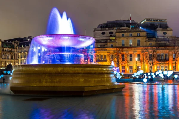 照らさトラファルガー広場の長い輸出 ロンドン — ストック写真