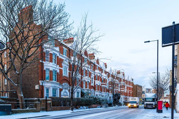 英国伦敦郊区雪地里的冬日日出 — 图库照片