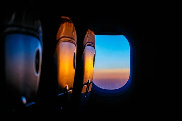 从飞机内看到的日出 — 图库照片
