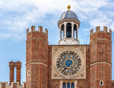 Hampton Court, Londra 'daki saat kulesi.