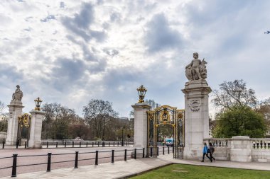Buckingham Sarayı bulutlu bir günde, İngiltere