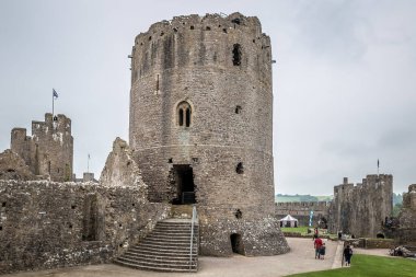 Kasvetli bir günde Pemboke kalesinin manzarası, Galler