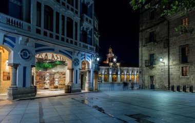 İspanya 'nın eski şehri Aviles, Asturias' ta bir gece.