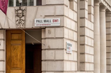 Ünlü binaların cepheleri ve Londra sokaklarının mimari detayları, şehir manzarası. 