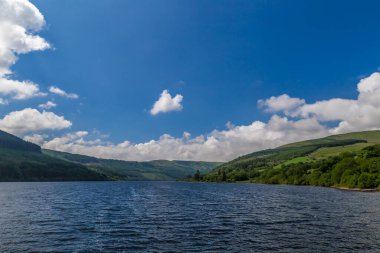 Galler 'deki Brecon Beacons doğal parkındaki göl manzarası
