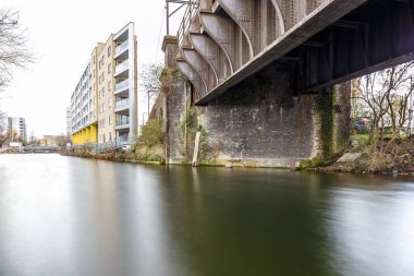 Naibin kanalı kışın Londra 'da uzun süre açıktır.