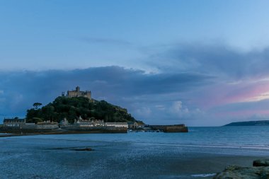Marazion, Cornwall, İngiltere yakınlarındaki St. Michaels Dağı manzarası