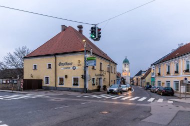 Avusturya 'nın Fischamend köyünde kış akşamı