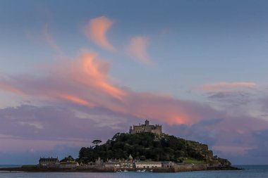 Marazion, Cornwall, İngiltere yakınlarındaki St. Michaels Dağı manzarası