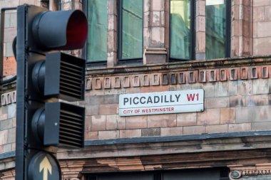 Ünlü binaların cepheleri ve Londra sokaklarının mimari detayları, şehir manzarası. 