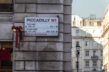 Ünlü binaların cepheleri ve Londra sokaklarının mimari detayları, şehir manzarası. 